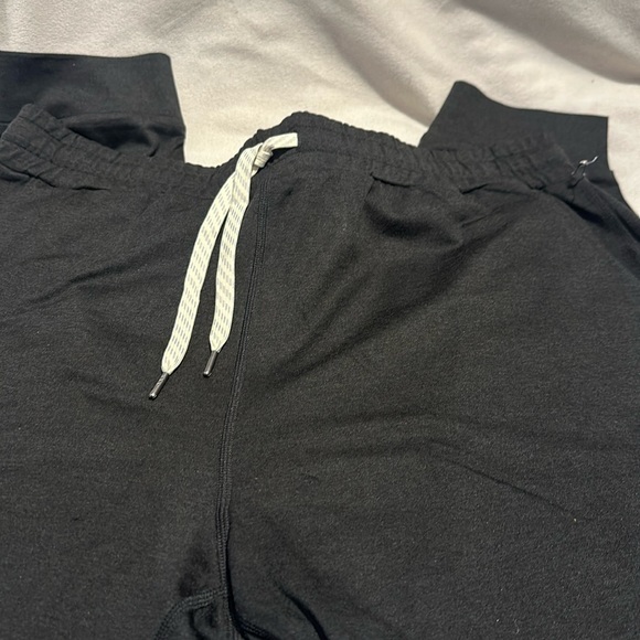 VUORI  Performance Jogger in charcoal heather - Picture 8 of 11
